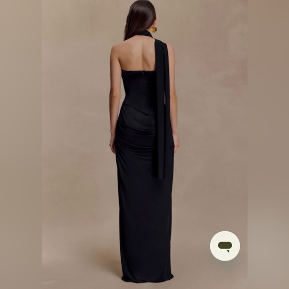 Elegant Black Evening Gown - Picture 2 of 5